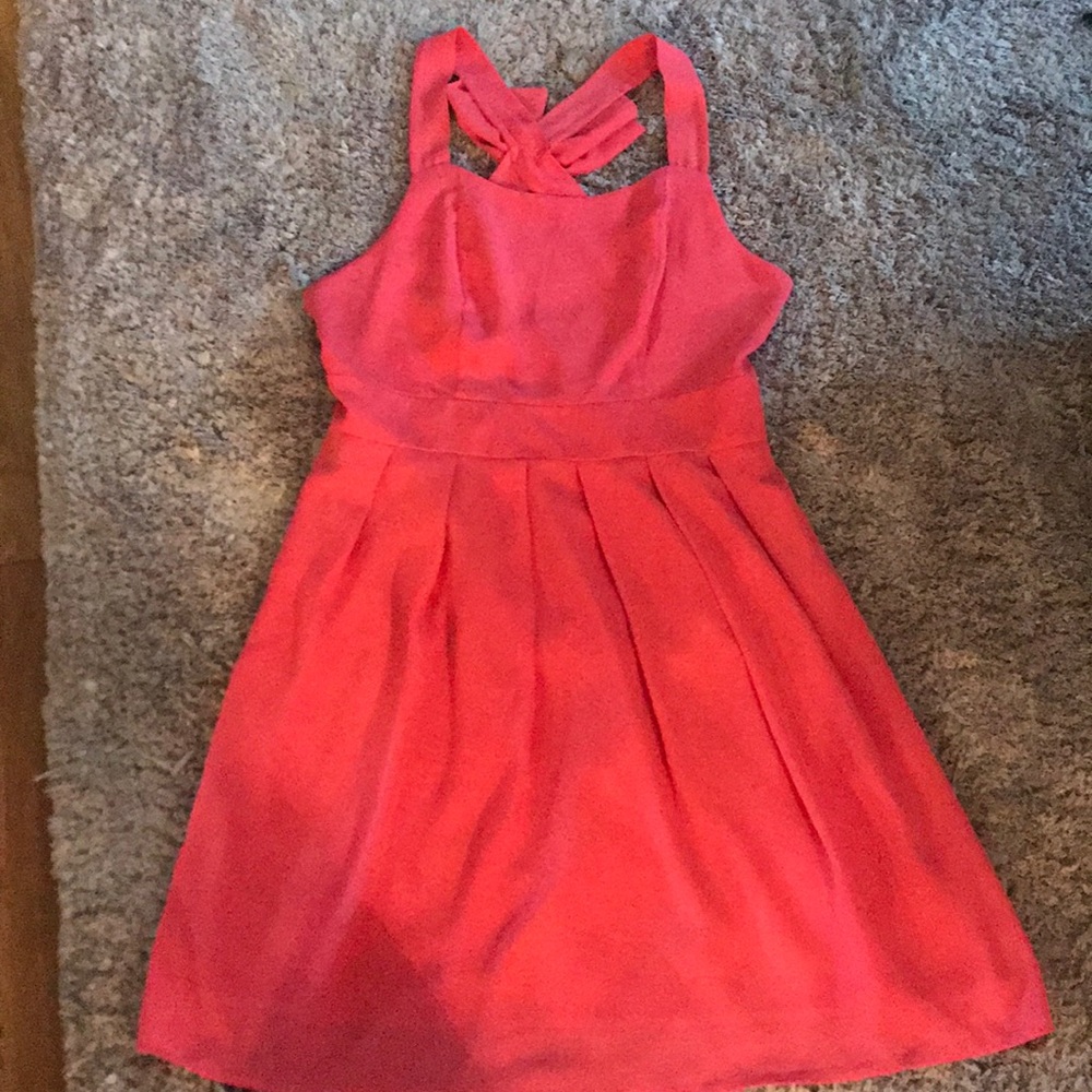 Short pink dress with a cris cross in the back